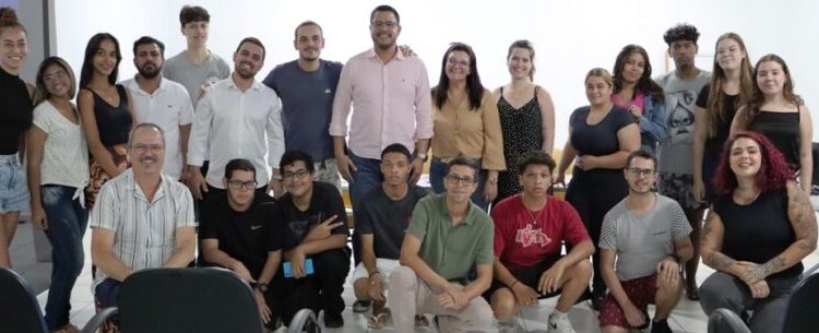 Jovens participam de workshop sobre a importância das redes sociais no mercado de trabalho
