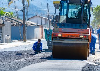 Ruas do Vista Linda e Indaiá recebem 500 t de asfalto, em Bertioga (SP)