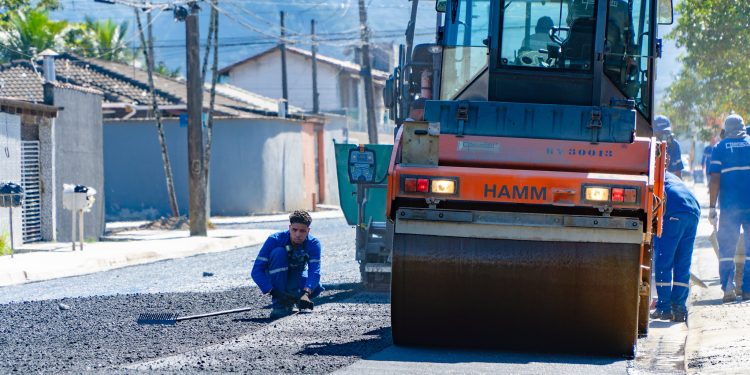 Ruas do Vista Linda e Indaiá recebem 500 t de asfalto, em Bertioga (SP)