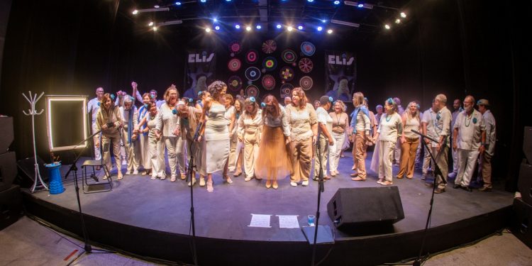Teatro Mario Covas apresenta “Cantando Elis“ do Coral Associação Sabesp 