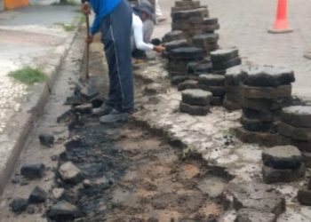 Prefeitura de Caraguatatuba trabalha no nivelamento de piso e sarjeta em avenida do Jardim Primavera