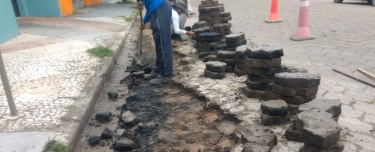 Prefeitura de Caraguatatuba trabalha no nivelamento de piso e sarjeta em avenida do Jardim Primavera