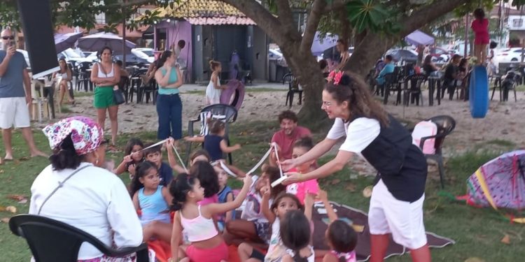 Segundo sábado do mês é dia de “Na Praia com Livros e Histórias”