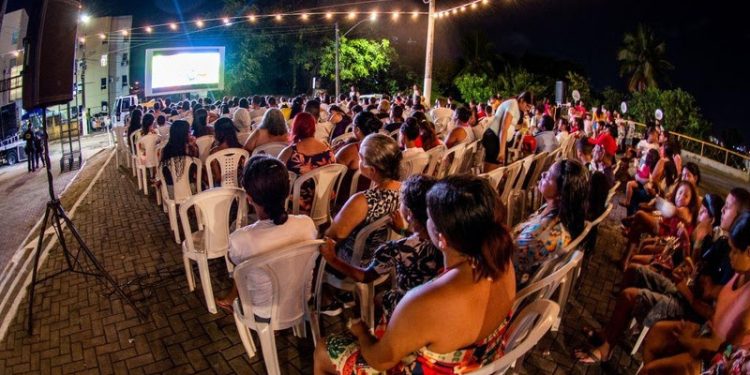 Dia Mundial do Meio Ambiente: escolas municipais de Caraguatatuba recebem ação didática sobre reciclagem e cinema