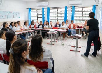 Agentes de apoio escolar recebem formação continuada em Bertioga (SP)