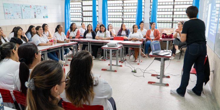 Agentes de apoio escolar recebem formação continuada em Bertioga (SP)