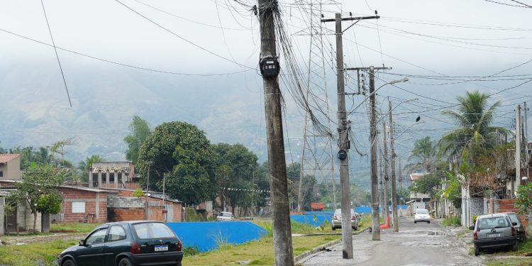 Prefeitura aguarda retirada de postes da EDP para retomada de obras de pavimentação na Rua Alta Tensão