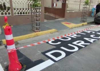 Prefeitura de Caraguatatuba instala sinalização de trânsito e lombadas em bairros