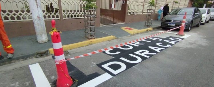 Prefeitura de Caraguatatuba instala sinalização de trânsito e lombadas em bairros