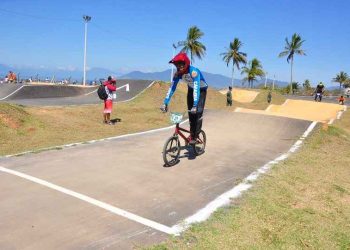 Após ser alvo de vandalismo, Prefeitura de Caraguatatuba realiza reparos para consertar partes da pista de bicicross