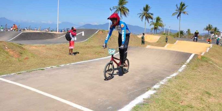 Após ser alvo de vandalismo, Prefeitura de Caraguatatuba realiza reparos para consertar partes da pista de bicicross