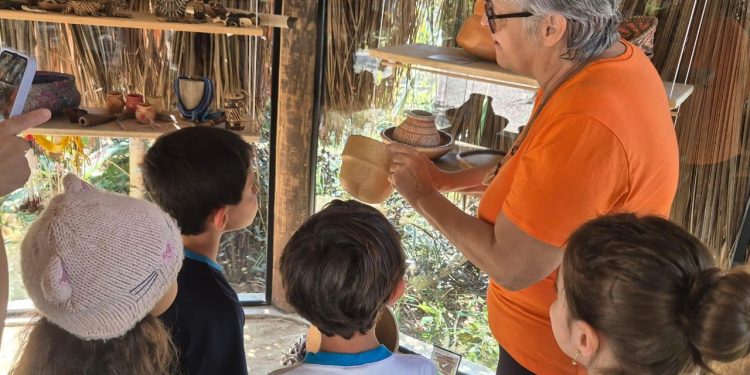 *Paideia valoriza Culturas Caiçara e Indígena e leva seus alunos para visitas em ateliê de cerâmica e ao Museu de Caraguá (MACC)*