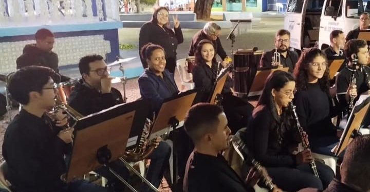 Banda Municipal Carlos Gomes se apresenta todo sábado na Praça do Coreto