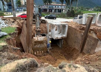 Prefeitura de Caraguatatuba interdita trecho da rodovia no Massaguaçu para obras de drenagem