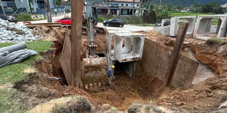Prefeitura de Caraguatatuba interdita trecho da rodovia no Massaguaçu para obras de drenagem