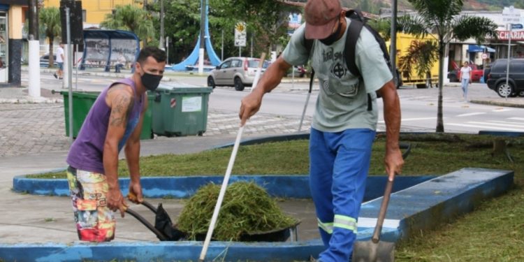 Prefeitura de Caraguatatuba convoca mais bolsistas do PEAD para atuar na limpeza urbana