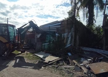 Prefeitura de Caraguatatuba inicia corte da rodovia para obras de drenagem no Massaguaçu