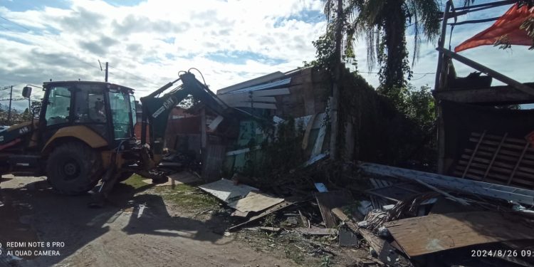 Prefeitura de Caraguatatuba inicia corte da rodovia para obras de drenagem no Massaguaçu