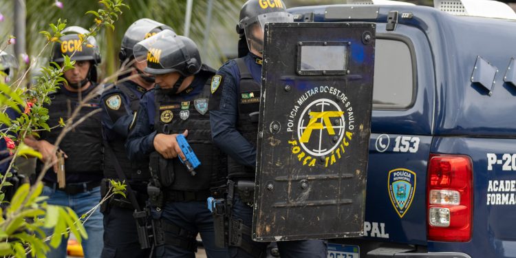 Comandante da GCM de Caraguatatuba dá aula para GCM de São Sebastião e planeja treinamento conjunto