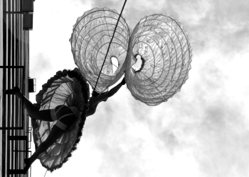 Grupo Ares circula com espetáculo de dança aérea em praças do interior de São Paulo