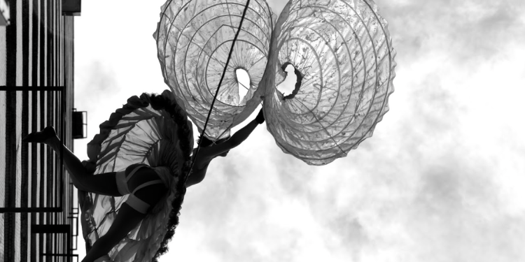 Grupo Ares circula com espetáculo de dança aérea em praças do interior de São Paulo