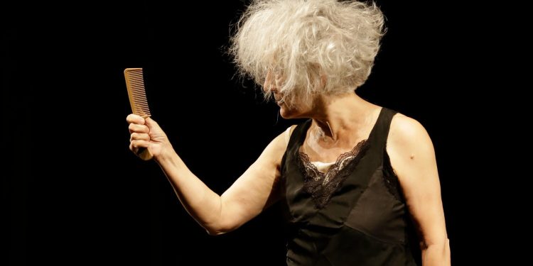 Sônia Mota celebra seus 76 anos no Instituto Tomie Ohtake
