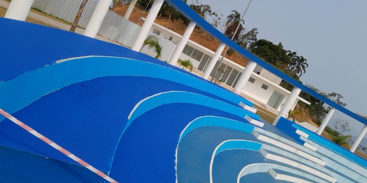 Prefeitura de Caraguatatuba reforça pintura do Complexo Turístico do Camaroeiro