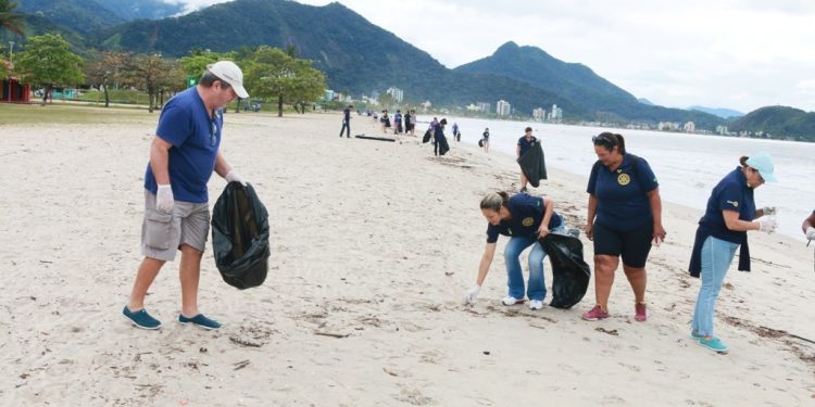 Prefeitura de Caraguatatuba promove limpeza de praia neste final de semana