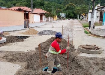 Redes coletoras de esgoto são implantadas em cinco bairros