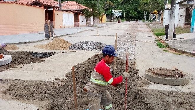 Redes coletoras de esgoto são implantadas em cinco bairros