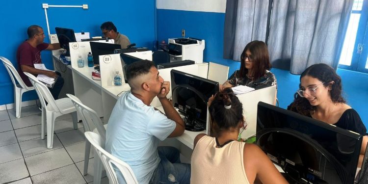 Caraguatatuba inicia semana com quase 600 oportunidades de emprego e continua com vagas para supermercado atacadista