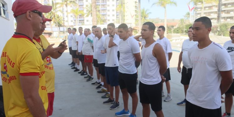 Prefeitura de Caraguatatuba abre inscrições para 24 vagas de guarda-vidas temporários