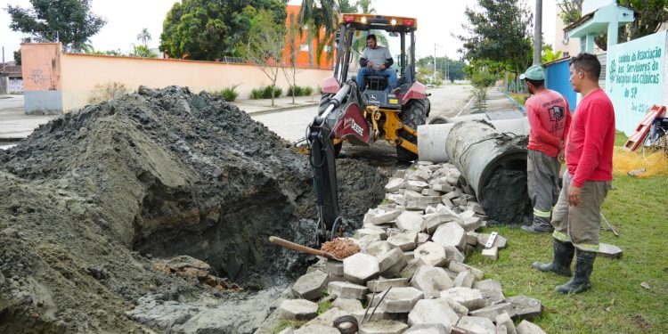Caraguatatuba continua com obras de drenagem em 12 bairros