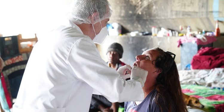 Prefeitura leva serviços de saúde à população adulta em situação de rua no bairro Porto Novo