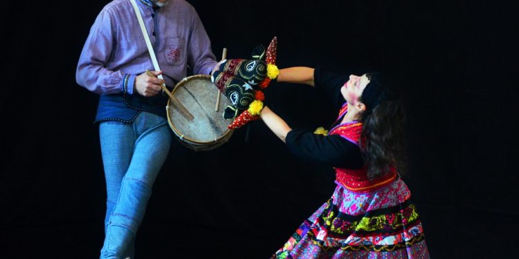 Espetáculo gratuito Maria Celeste, da Confraria da Dança,  traz os encantos da cultura popular para Ubatuba