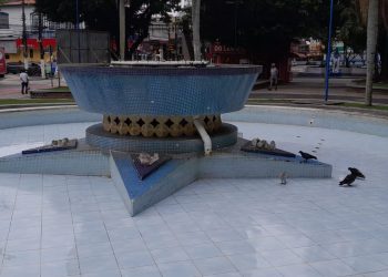 Prefeitura de Caraguatatuba faz a limpeza da fonte da praça Cândido Mota