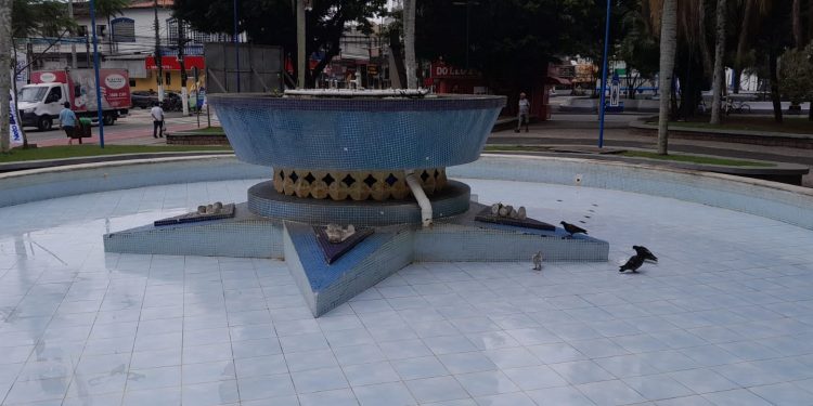 Prefeitura de Caraguatatuba faz a limpeza da fonte da praça Cândido Mota