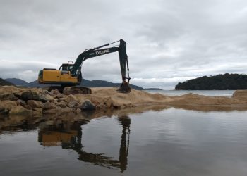 Prefeitura de Caraguatatuba faz abertura do rio Cocanha para melhorar a drenagem e evitar alagamentos
