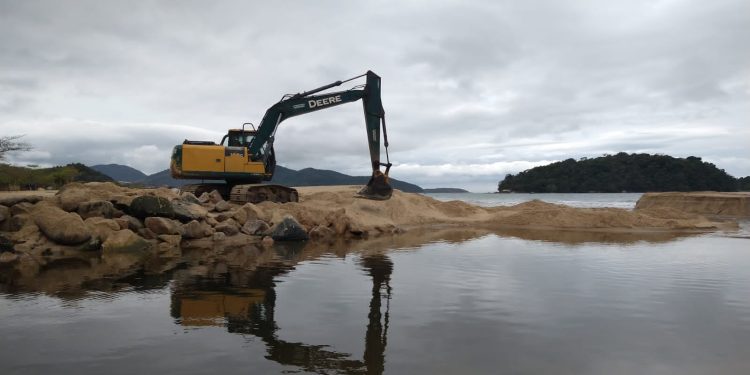 Prefeitura de Caraguatatuba faz abertura do rio Cocanha para melhorar a drenagem e evitar alagamentos