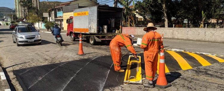 Prefeitura de Caraguatatuba instala e recupera mais de 200 pontos de sinalização de trânsito em agosto