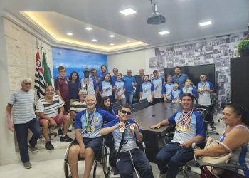 Prefeitura multa contra descarte irregular de resíduos em Caraguatatuba e monitores realizam orientação à população