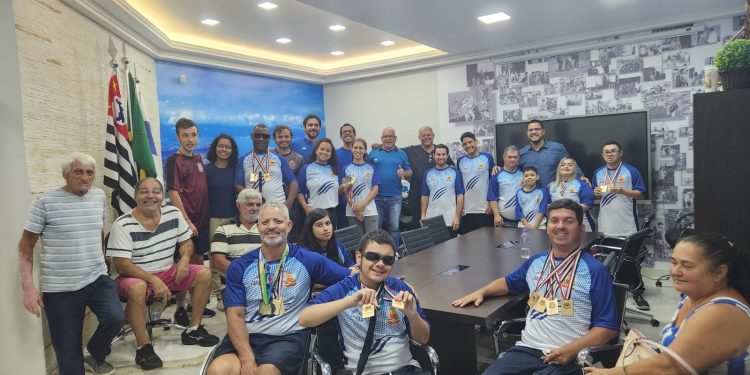 Prefeitura multa contra descarte irregular de resíduos em Caraguatatuba e monitores realizam orientação à população