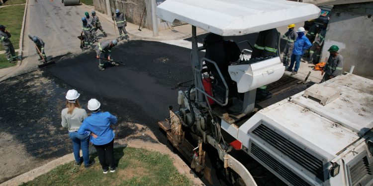 Prefeitura realiza obras de pavimentação na Rua Alta Tensão e travessas
