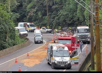 Caminhão tomba na serra antiga da Tamoios e interdita pistas de descida; tráfego pelo acostamento