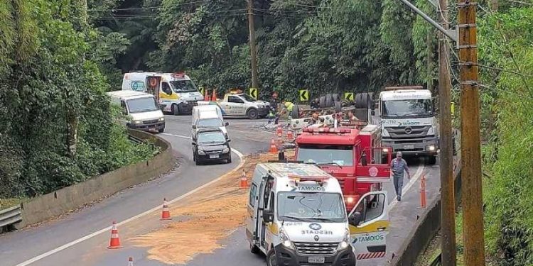 Caminhão tomba na serra antiga da Tamoios e interdita pistas de descida; tráfego pelo acostamento