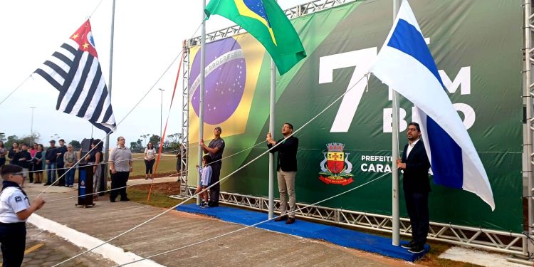 Centenas de pessoas participam de solenidade cívica da Independência no Complexo do Camaroeiro em Caraguatatuba
