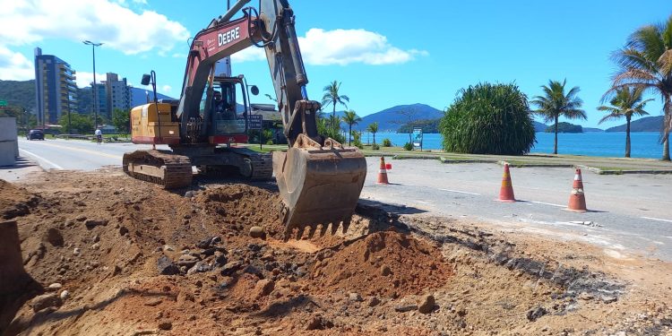 Prefeitura de Caraguatatuba faz serviços de drenagem em valas do Jetuba e Massaguaçu