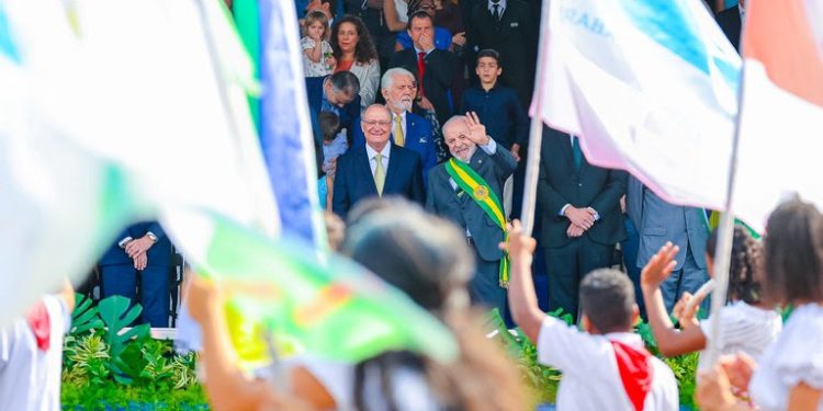 Sob forte sol e clima seco, população celebra a Independência e resgata a memória do 7 de Setembro