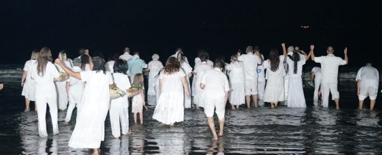 Festa de Iemanjá de Caraguatatuba chega a 40ª edição e conta com a participação de 50 casas religiosas