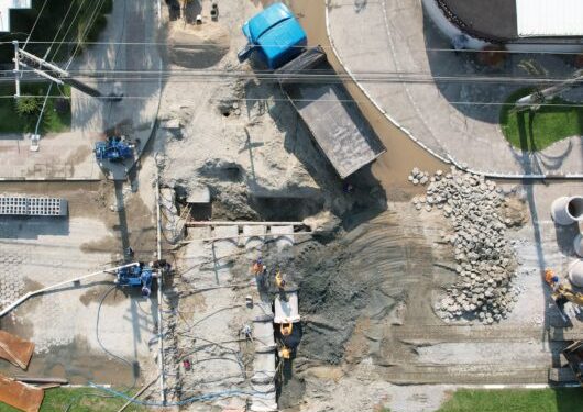 Prefeitura continua com trabalhos de implantação de sistema de drenagem na orla da praia, no Aruan